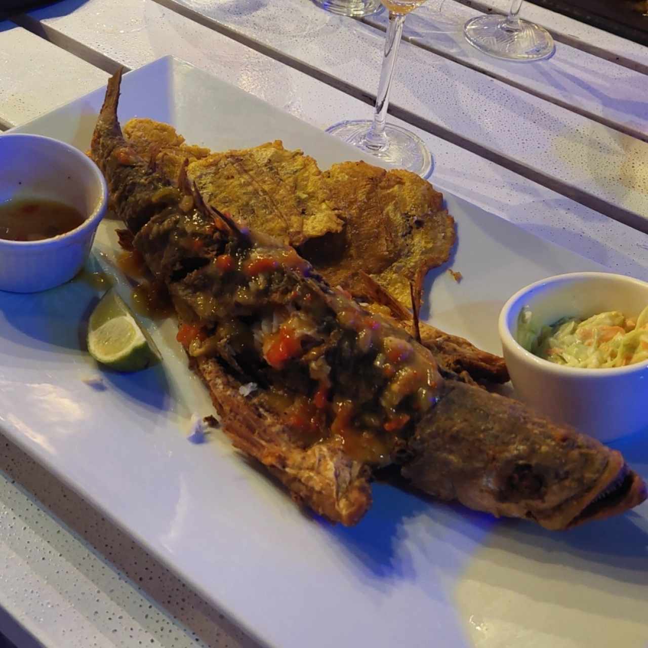 Pescado frito al ajillo recomendado muy bueno