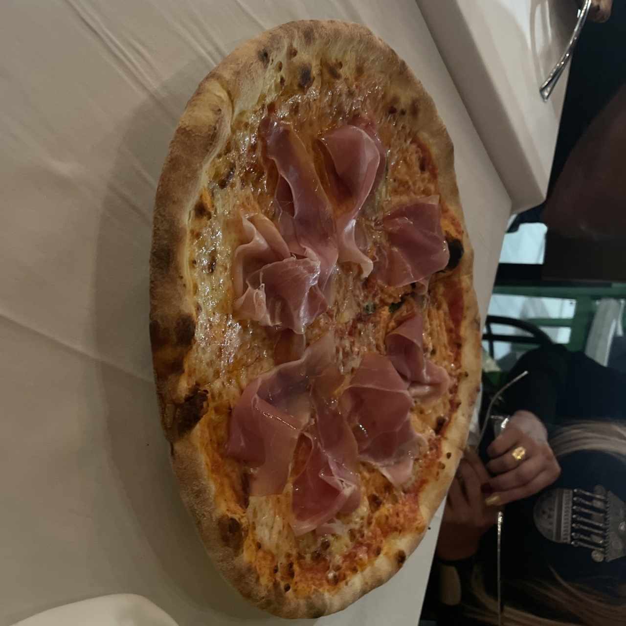 Pizza con jamon prosciutto Italiani