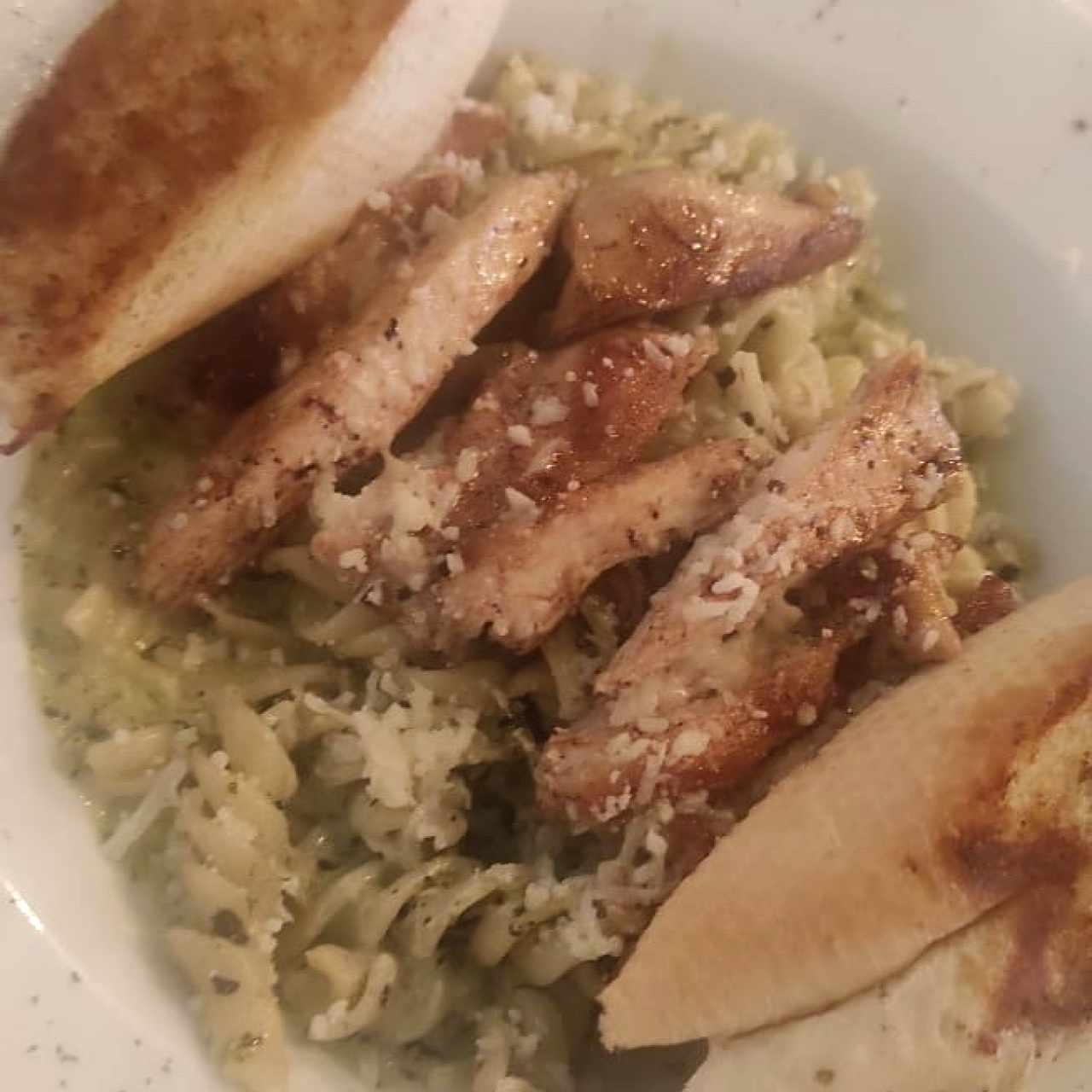 Fusili al pesto con pollo a la parrilla 