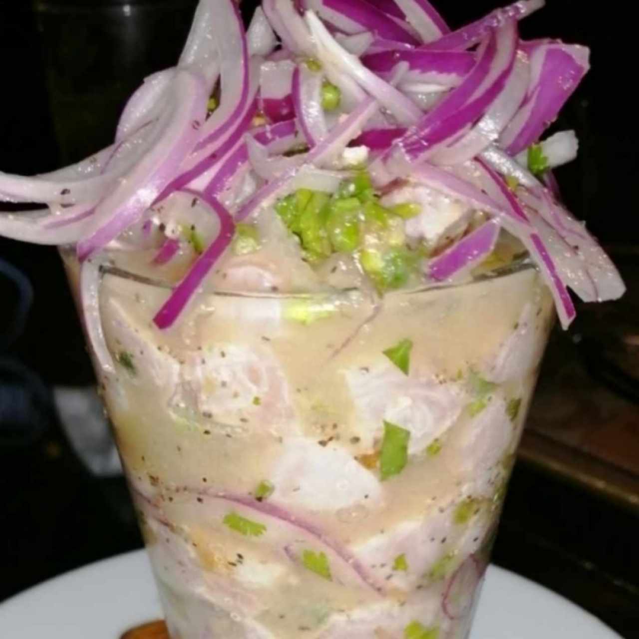 Ceviche con cebollas rojas excelente