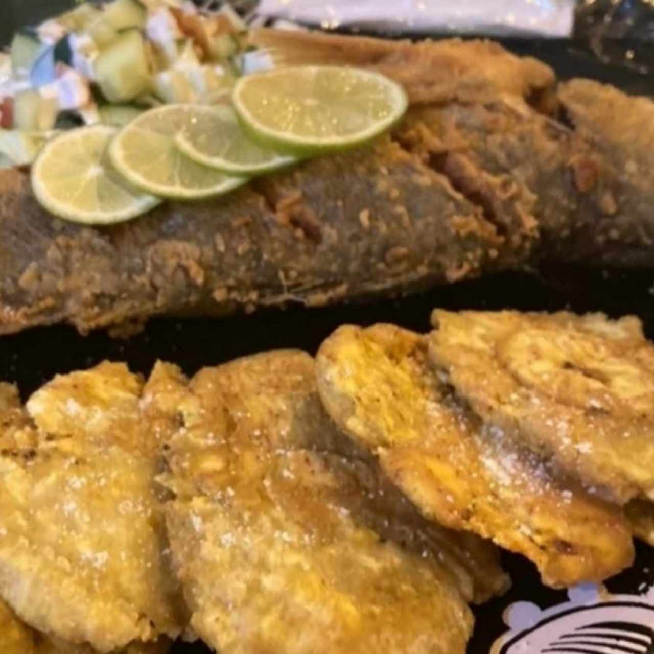 Patacones y corvina entera con toque de limón 