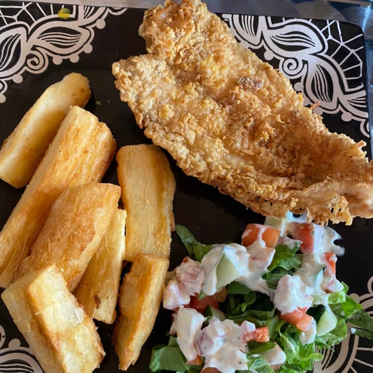 Filete de pescado con patacones y ensalada