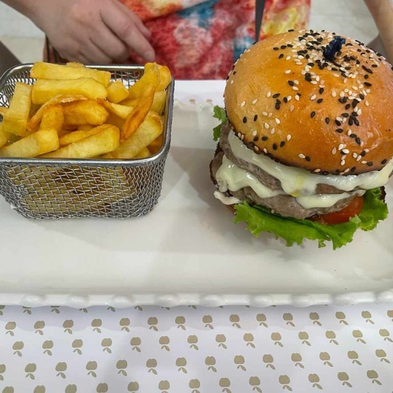 FELIX BURGER (Mezcla de Carne de Rres y Cerdo en Pan Brioche, Cebollas Caramelizadas, Queso Mozzarella, Aguacate y Vegetales) con Papas Fritas