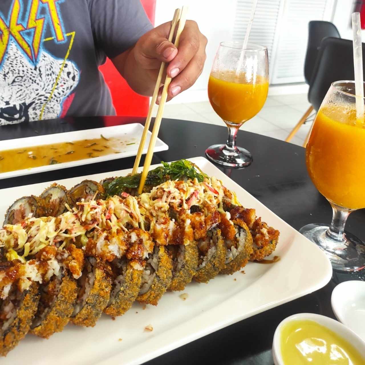 Combo #2. Samurai Roll, Yonaguni Roll Special, Pretty Roll y jugo naturales de Mango.