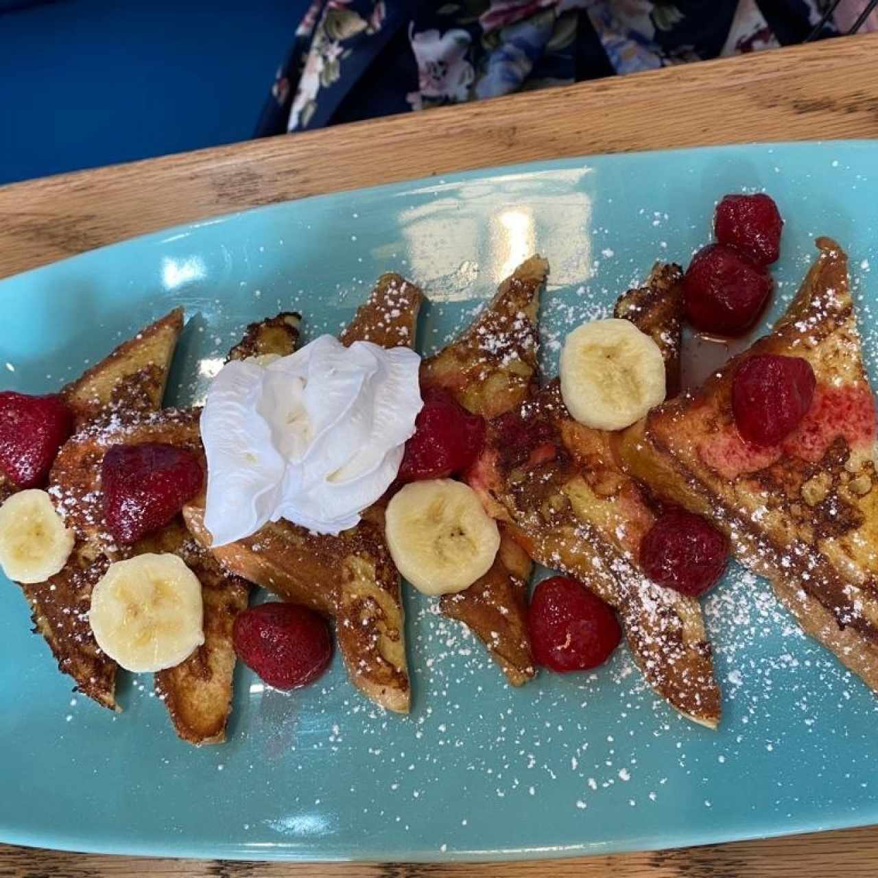 Tostadas francesas con fresas y banana 