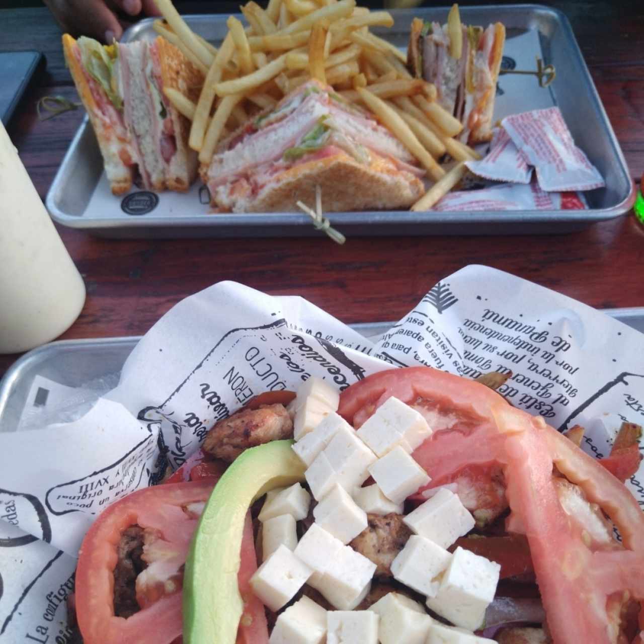 Platos Especiales - Club Sándwich Renovado y una picada