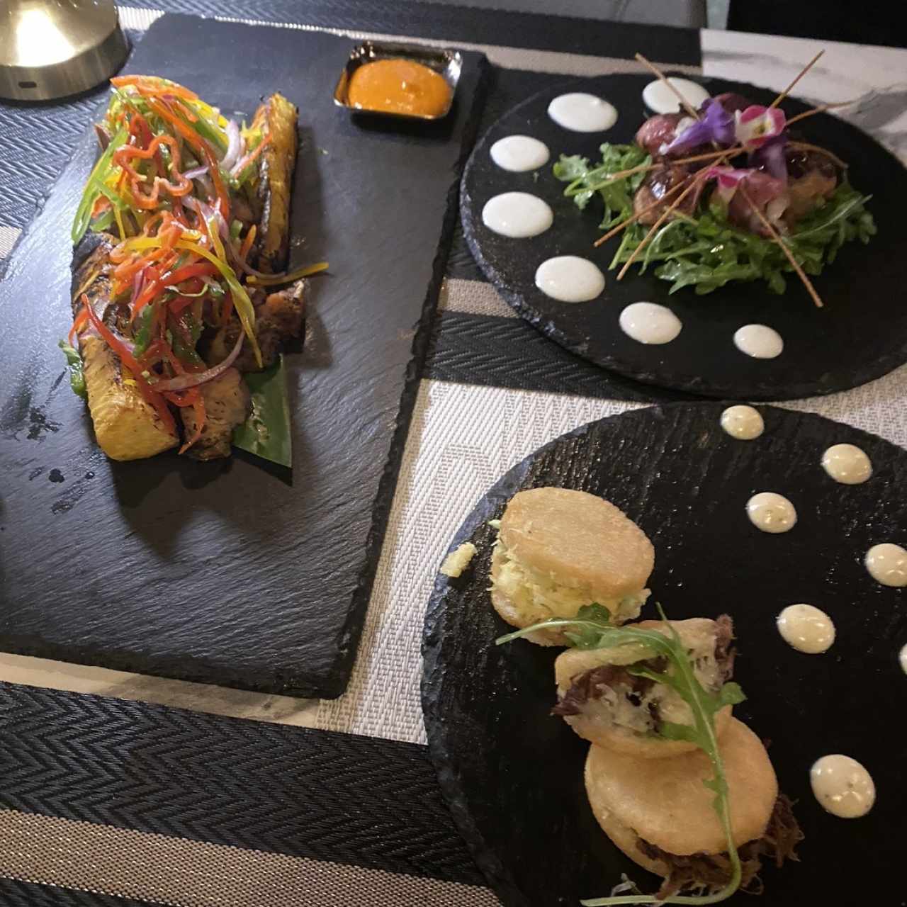 Trio de Arepitas Crujientes, ceviche de pork belly y datiles