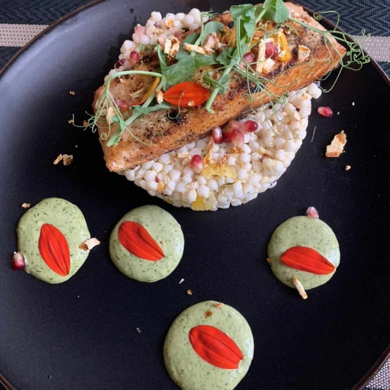 Salmon al Grill sobre una cama de cuscus