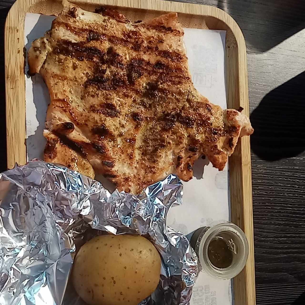 Pollo al grill con papa asada