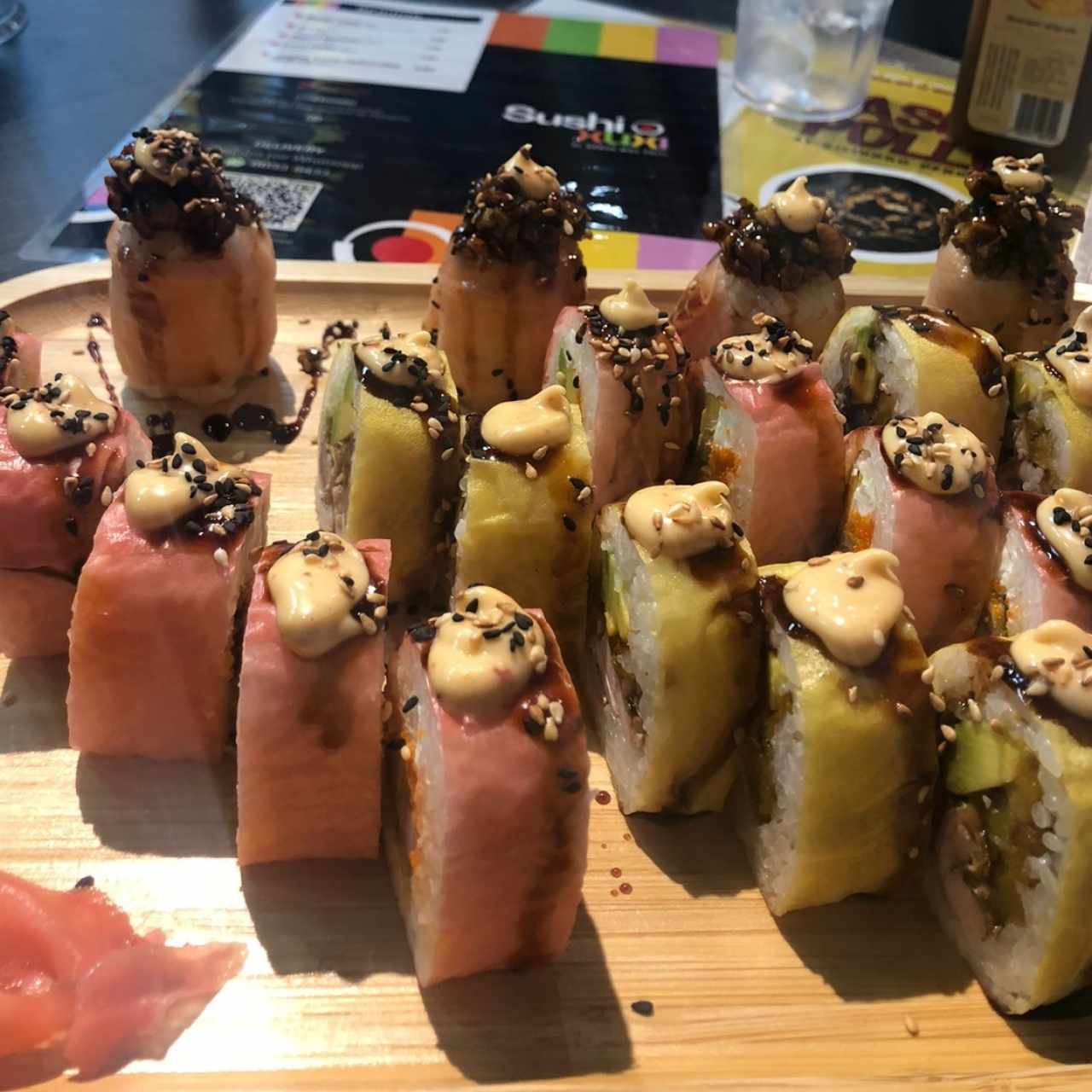 Es una combinacion de sushis y una entrada.