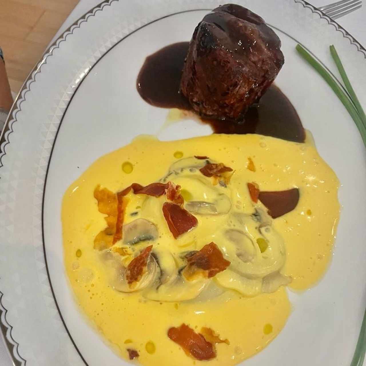 FILETE DE TERNERA CON RAVIOLIS DE CHAMPIÑONES (Salsa de Azalrán Trufada, Crujiente de Jamón y Demiglace de Carne)