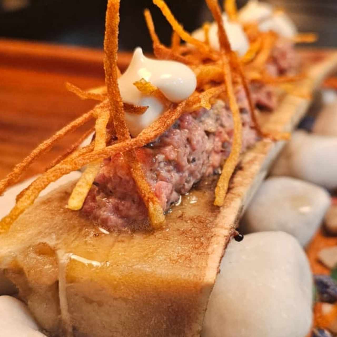 Tuétano con steak tartar a la brasa