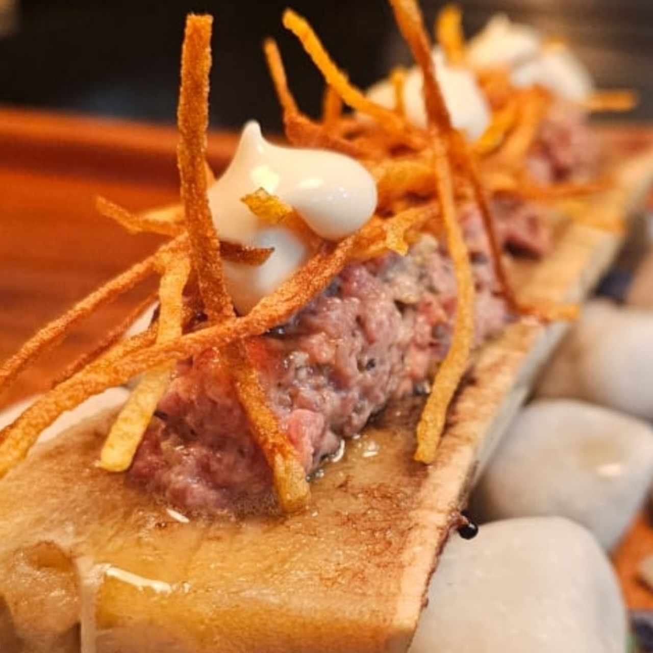 Tuétano a la brasa con steak tartar trufado 