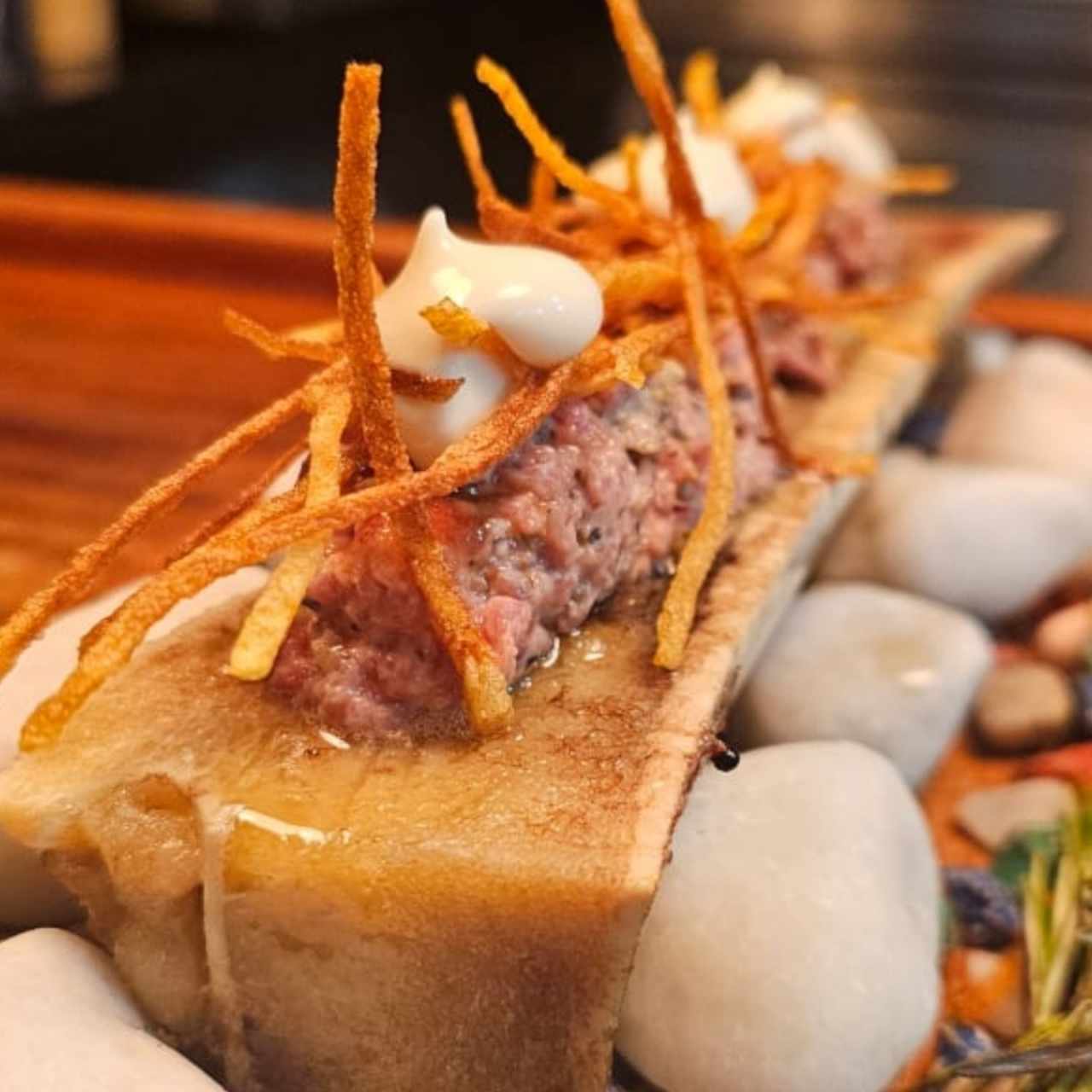 tuétano a la brasa con steak tartar trufado 