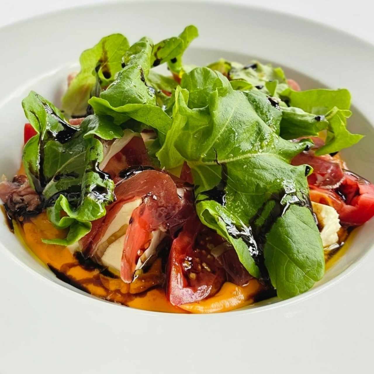 ensalada de mozzarella y salmorejo 
