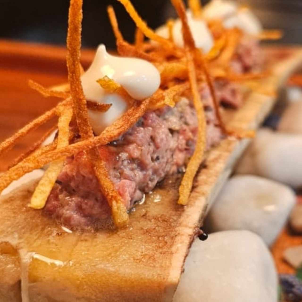 tuétano a la brasa con steak tartar trufado 