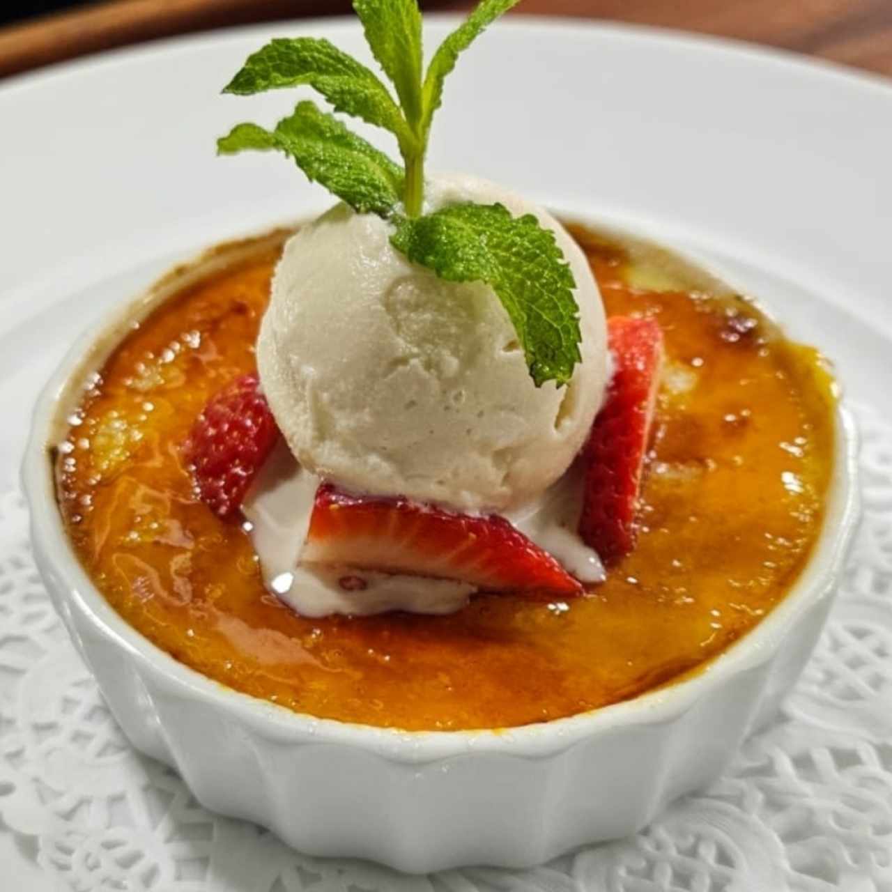 crème Brûlé con helado de vainilla 