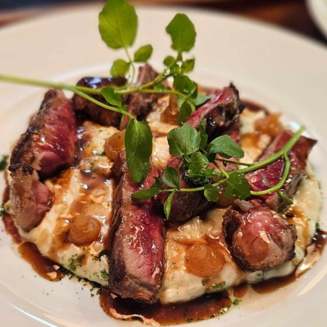 rib eye halal con arroz meloso con queso de cabra 