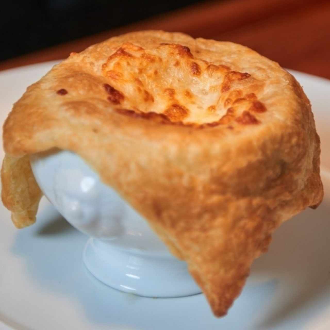 sopa de cebolla con cúpula de hojaldre 