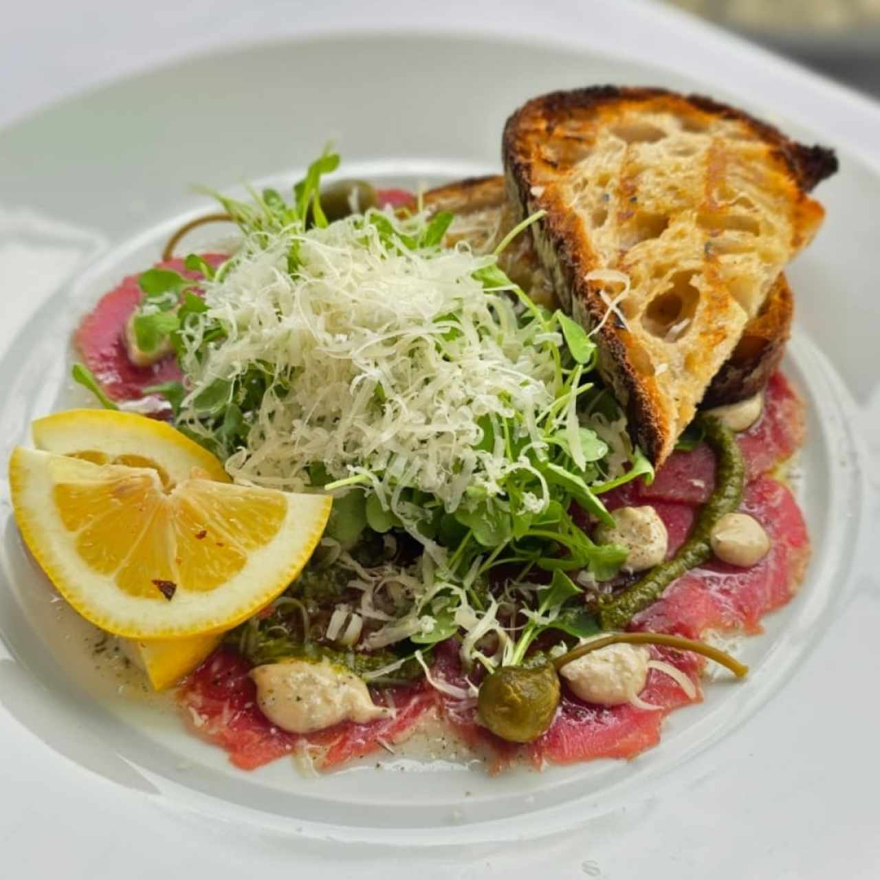 carpaccio de ternera con pan de masa madre 