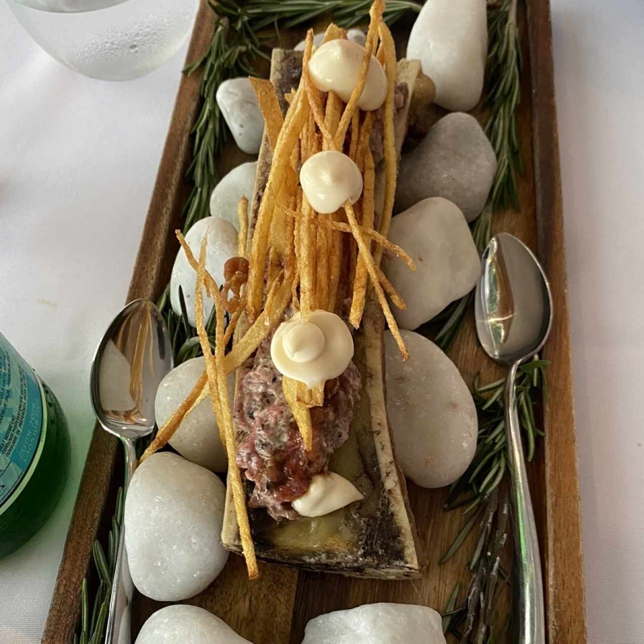 Steak Tartar sobre tuétano