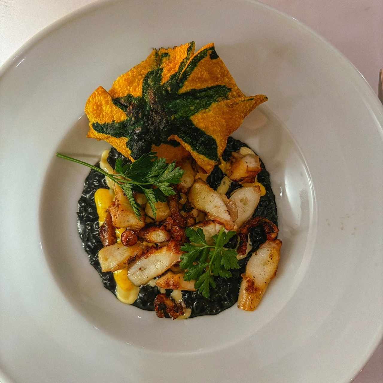 Pulpo a la brasa con arroz negro meloso