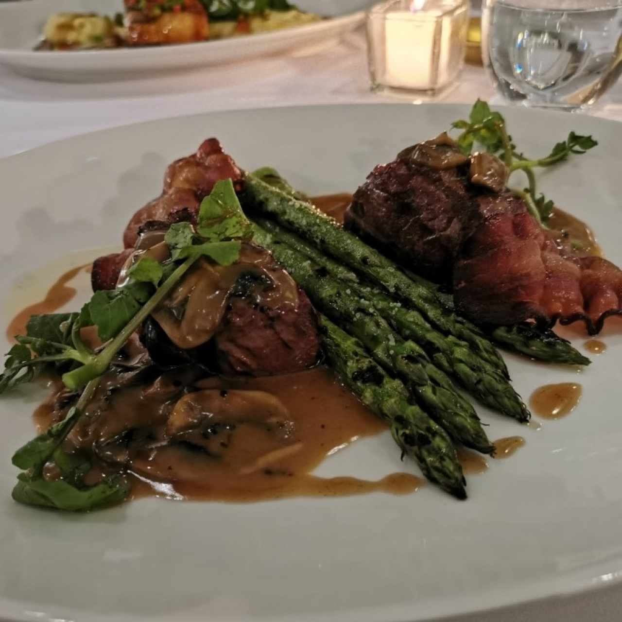 Filet mignon con espárragos 