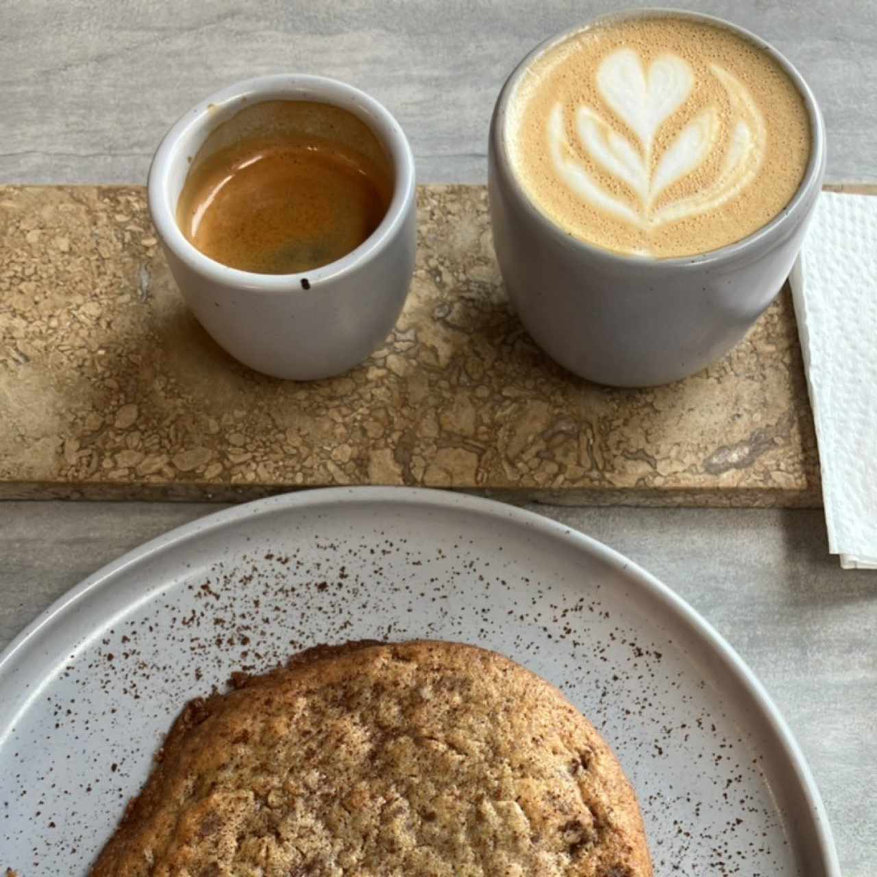 Espresso, capuchino y galleta de chocolate