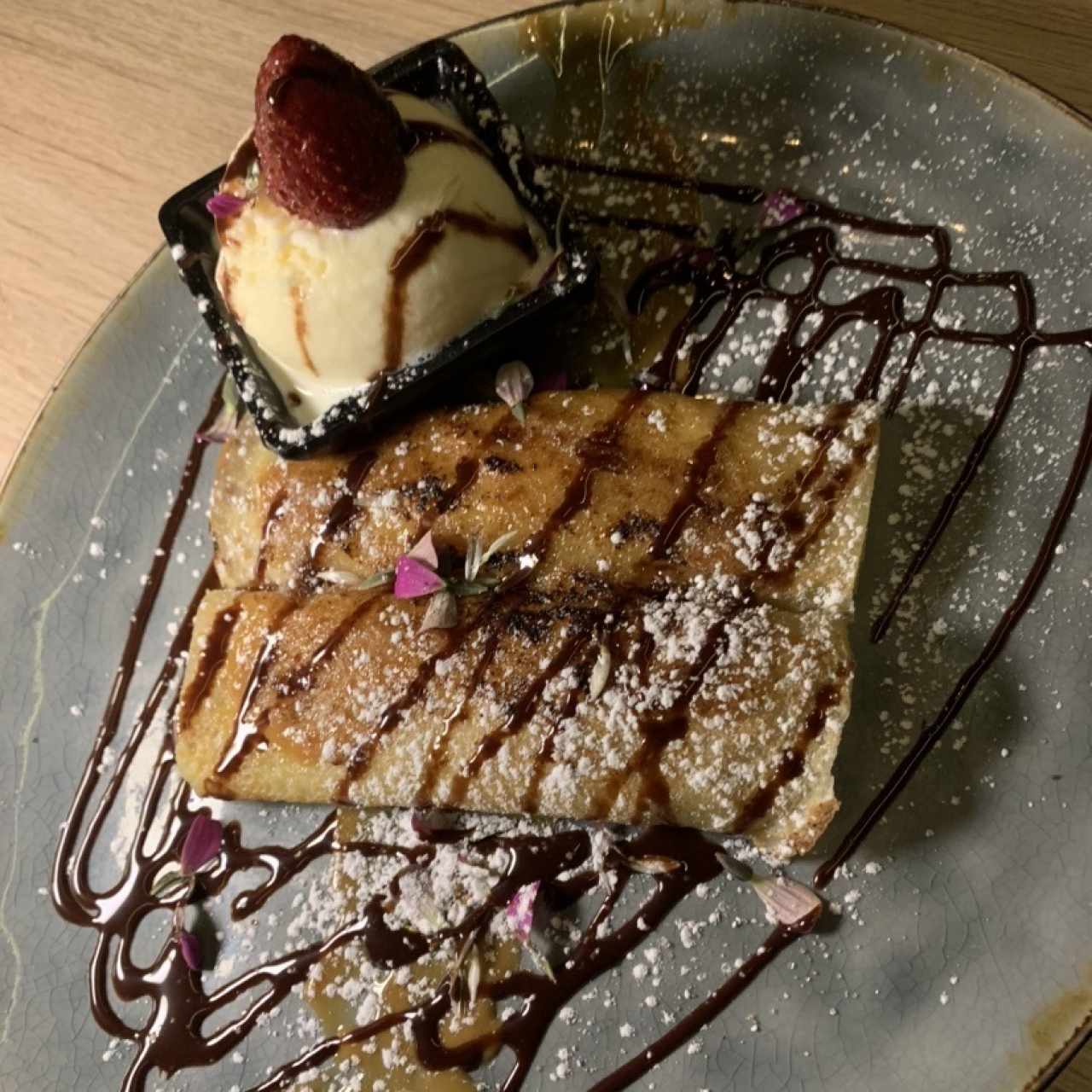 Crepes de Cajeta con Helado Artesanal