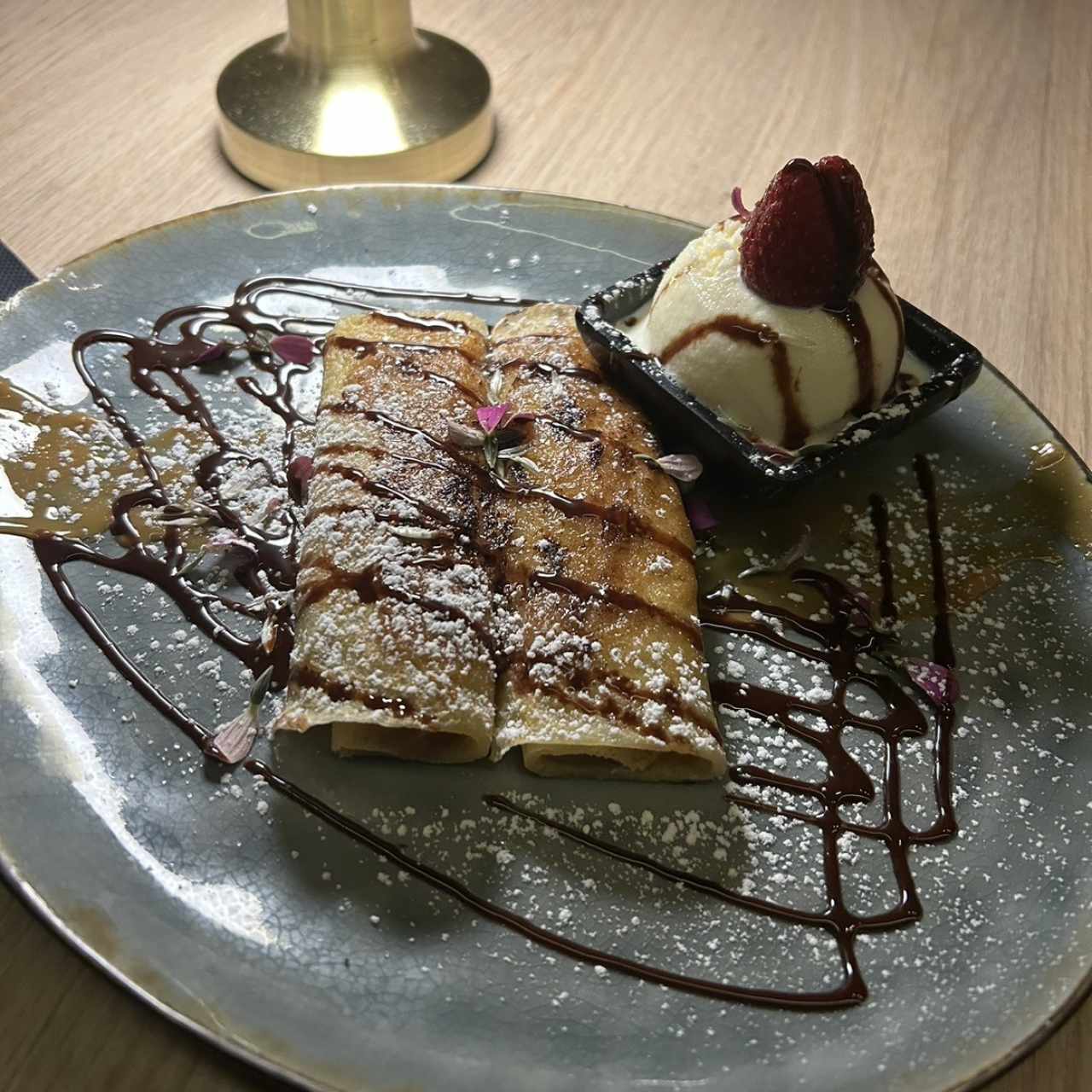 Crepes de Cajeta con Helado Artesanal