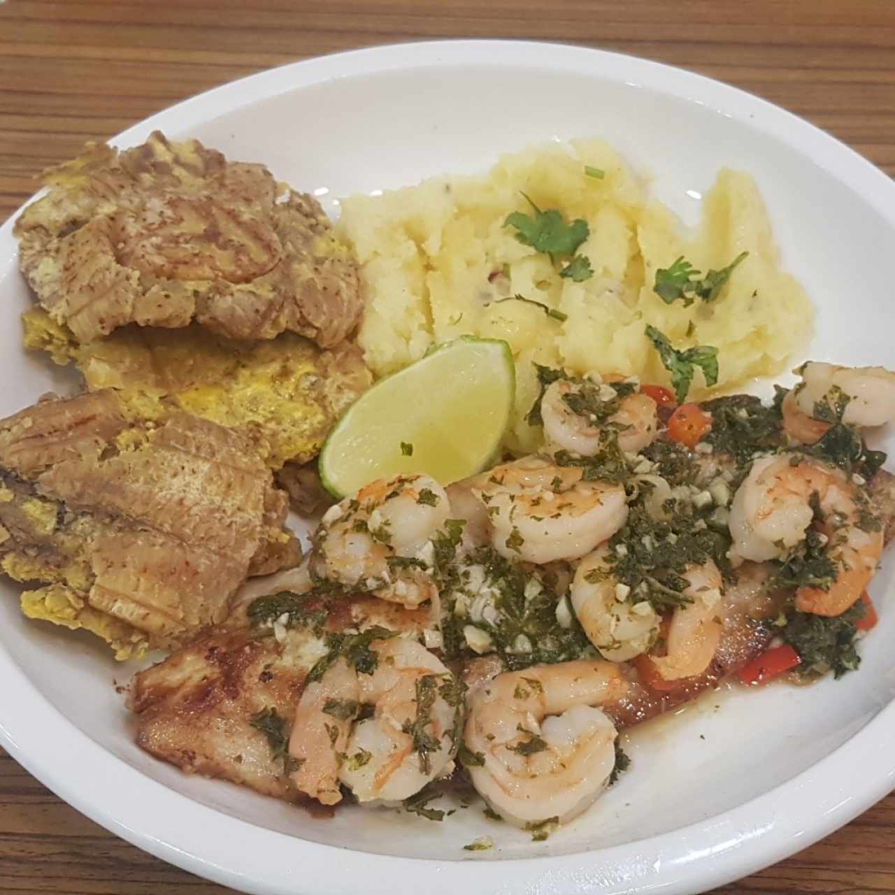 Filete de Corvina con Camarones al Ajillo