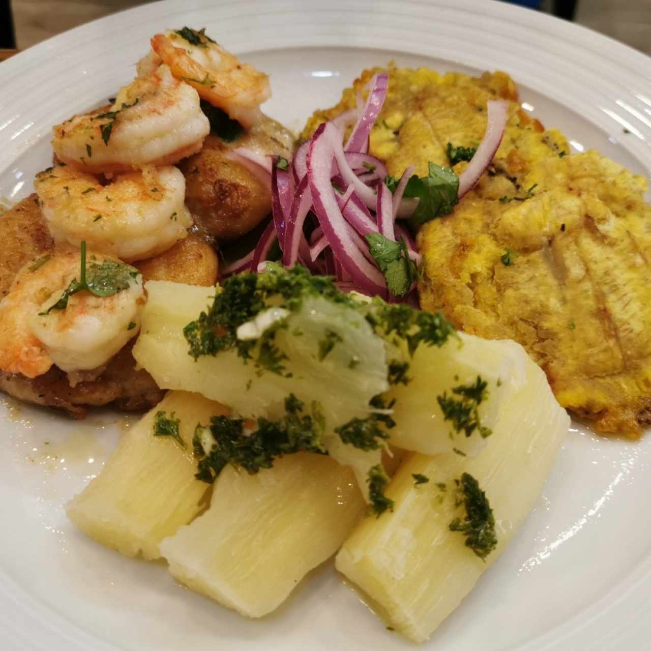 Filete de Corvina con Camarones al Ajillo