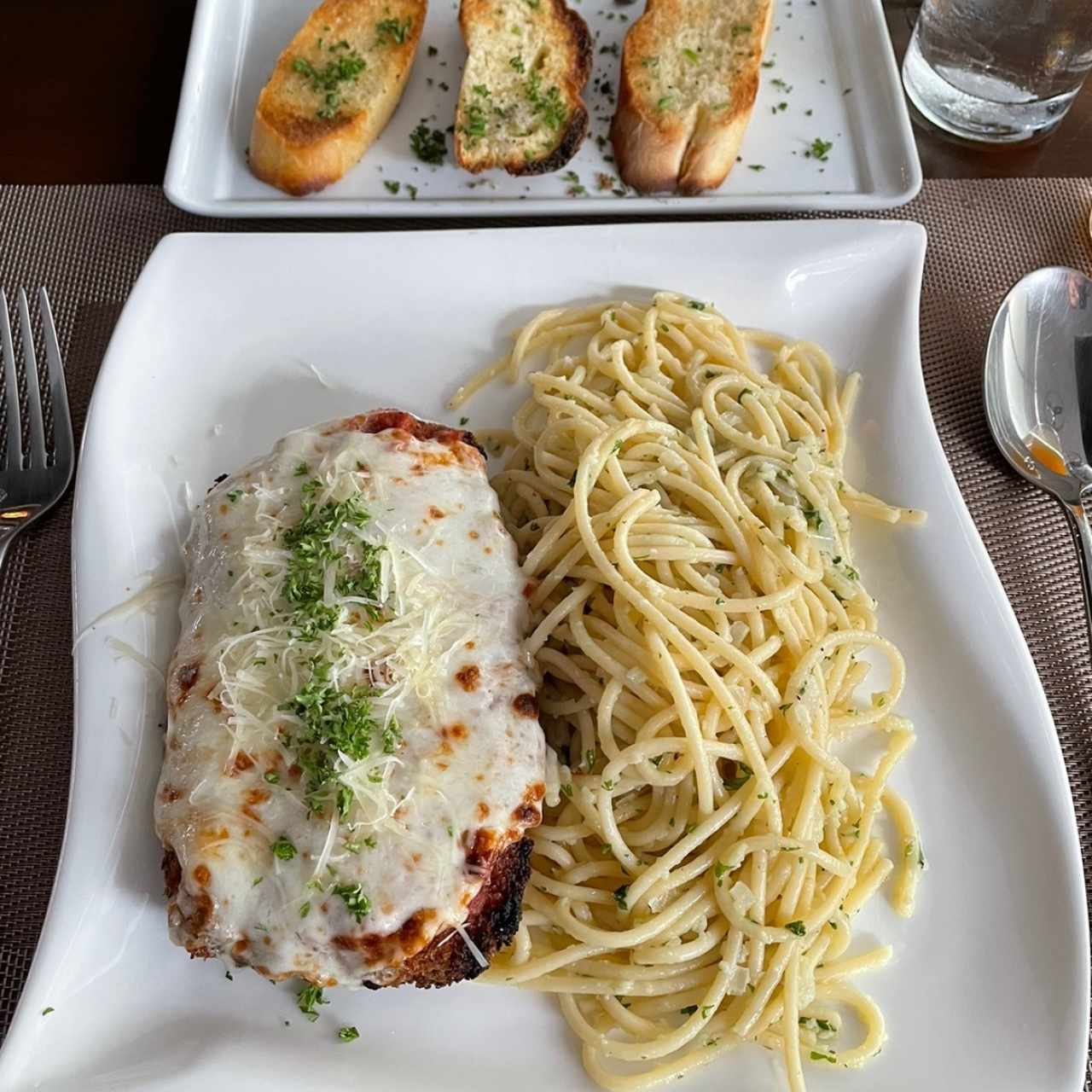 Pollo a la parmigiana con pasta al óleo