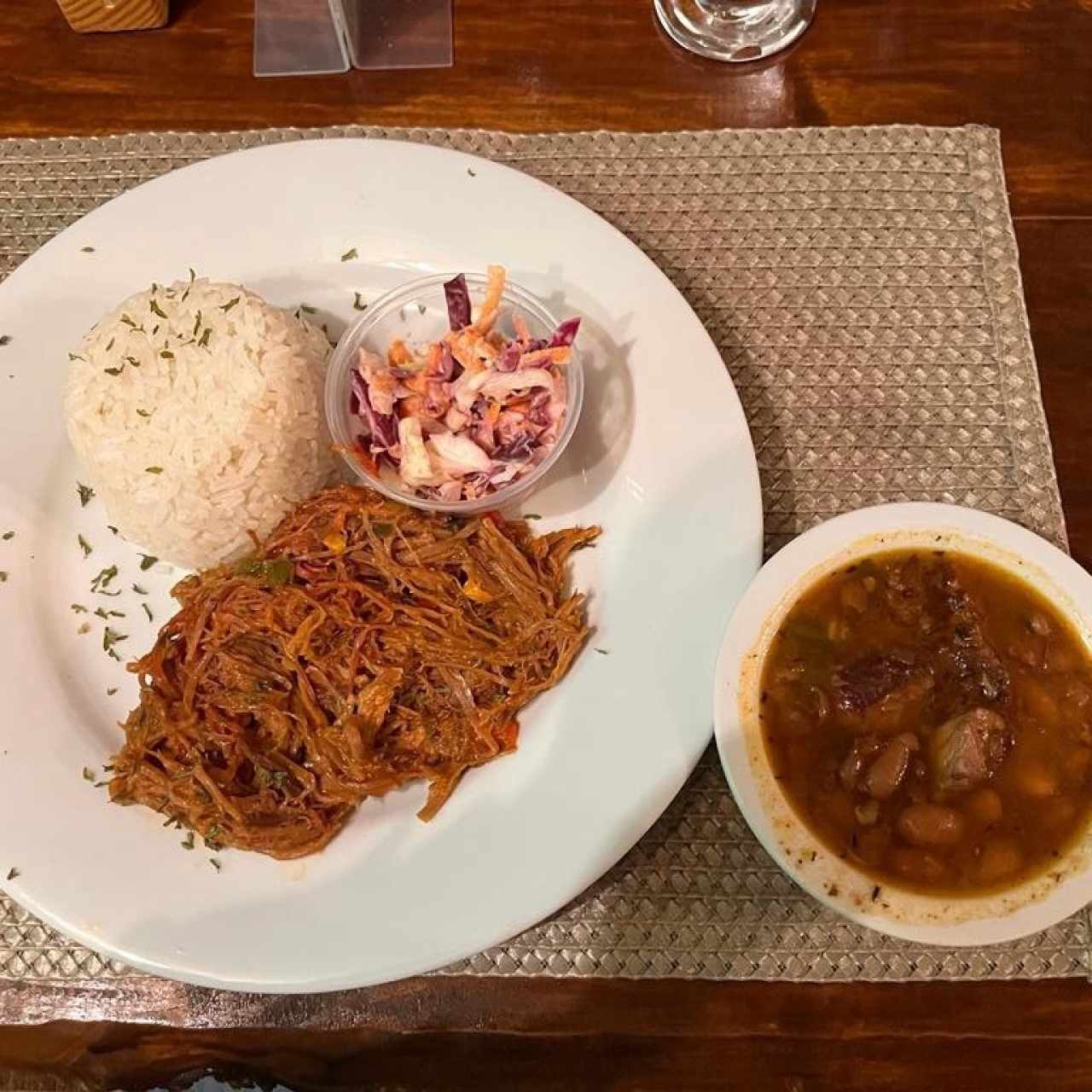 Menú lunch Ropa vieja con arroz y frijoles