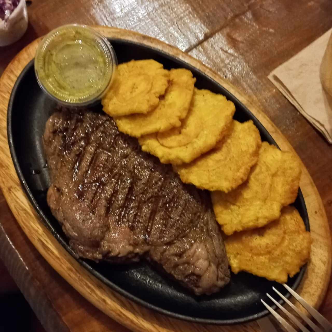 Ribeye término medio con patacones