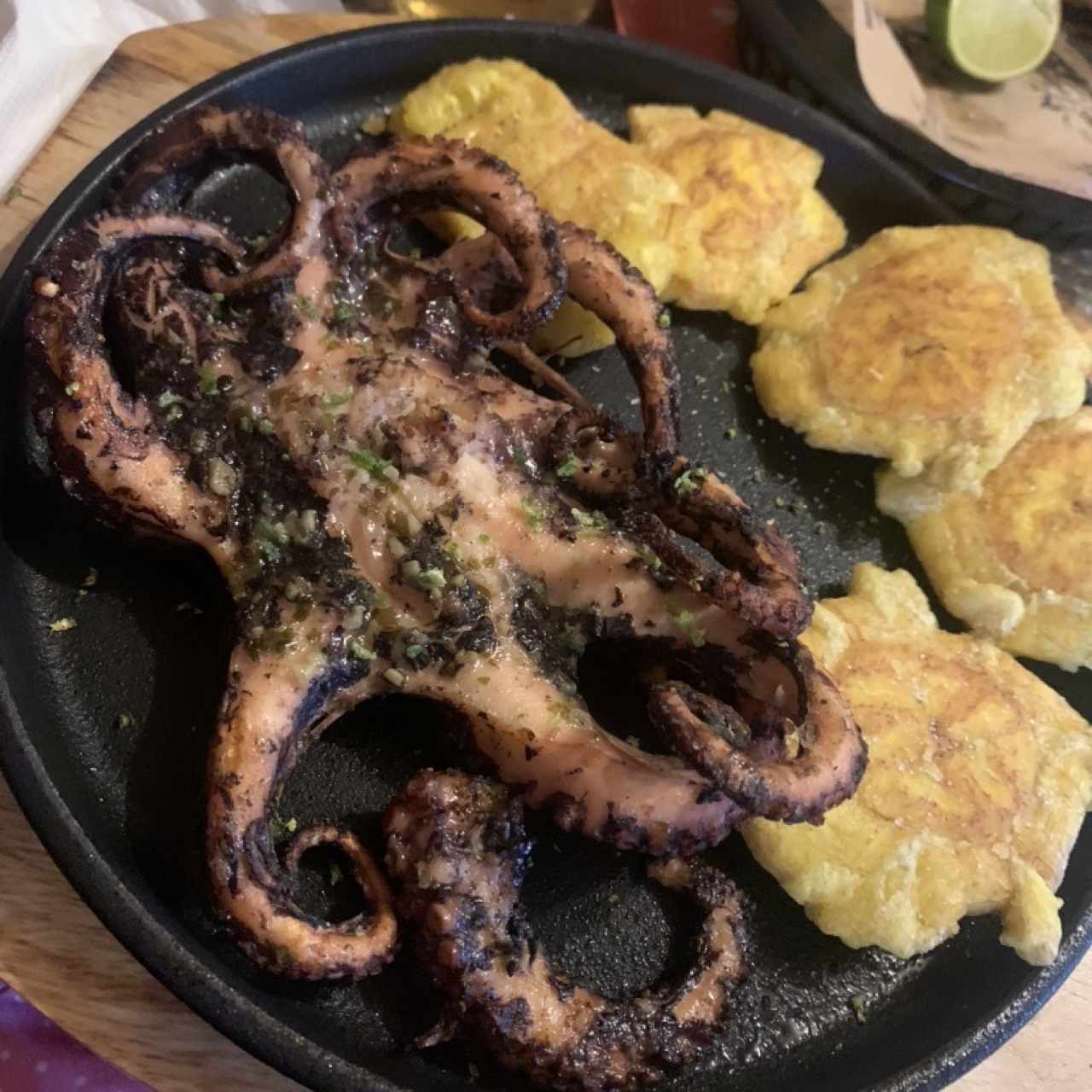 Pulpo con patacones, delicious