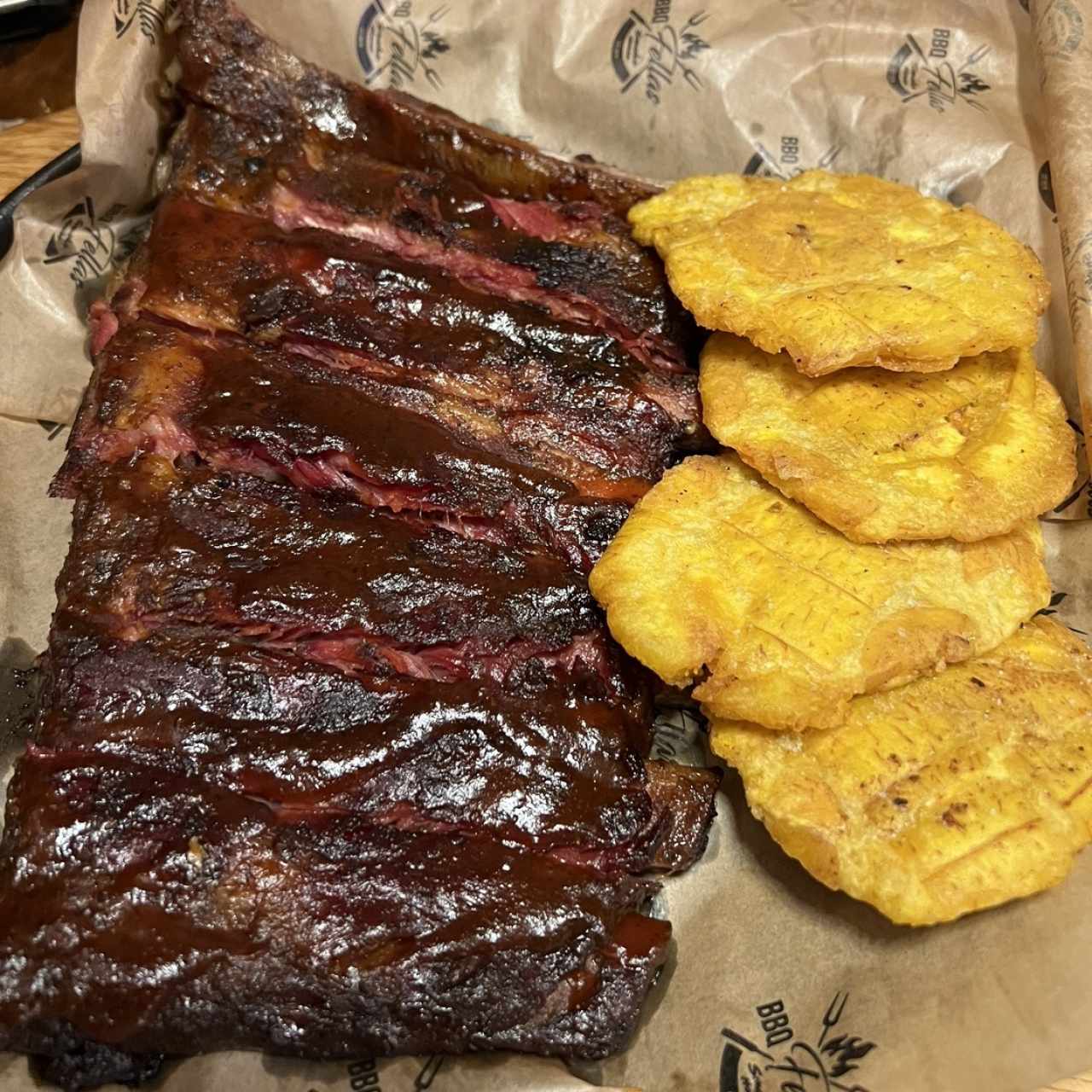 Costilla con patacon