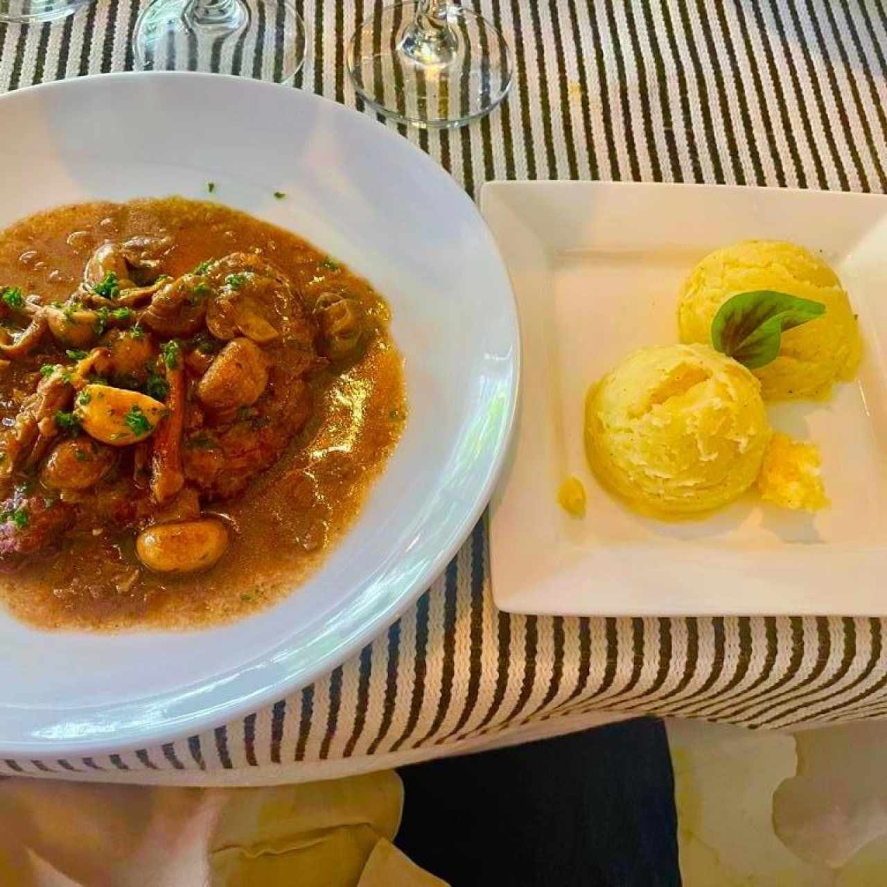 Filete de res en Salsa de Hongos con Puré de Papas