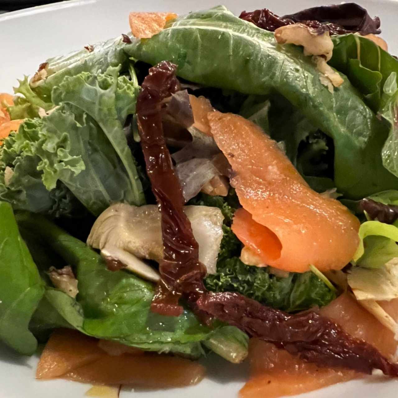 Ensalada de la casa con salmon