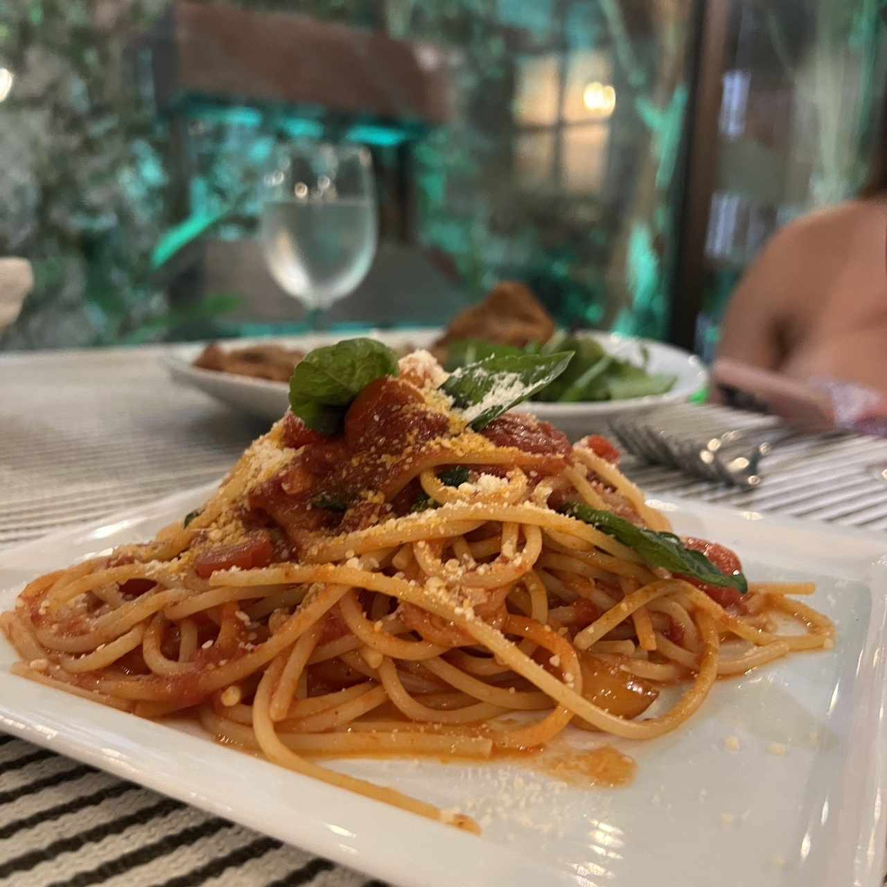 Pasta con Pomodoro Fresco e Albaca