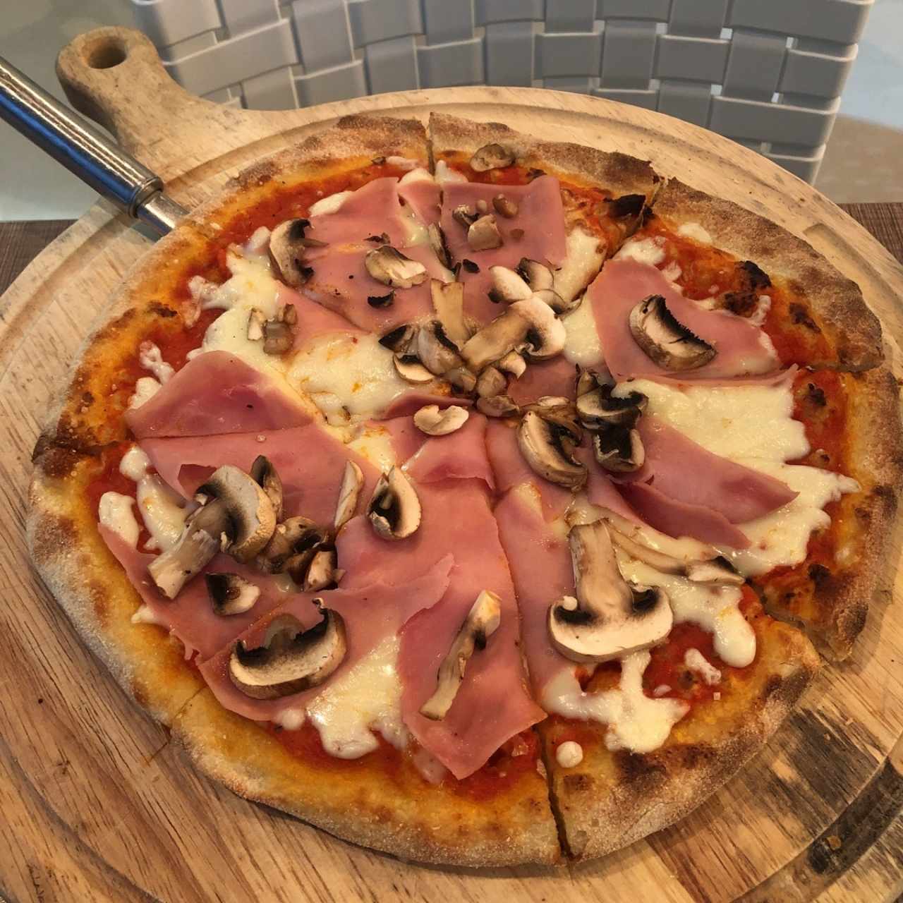 Pizza de Jamón y Chapiñones