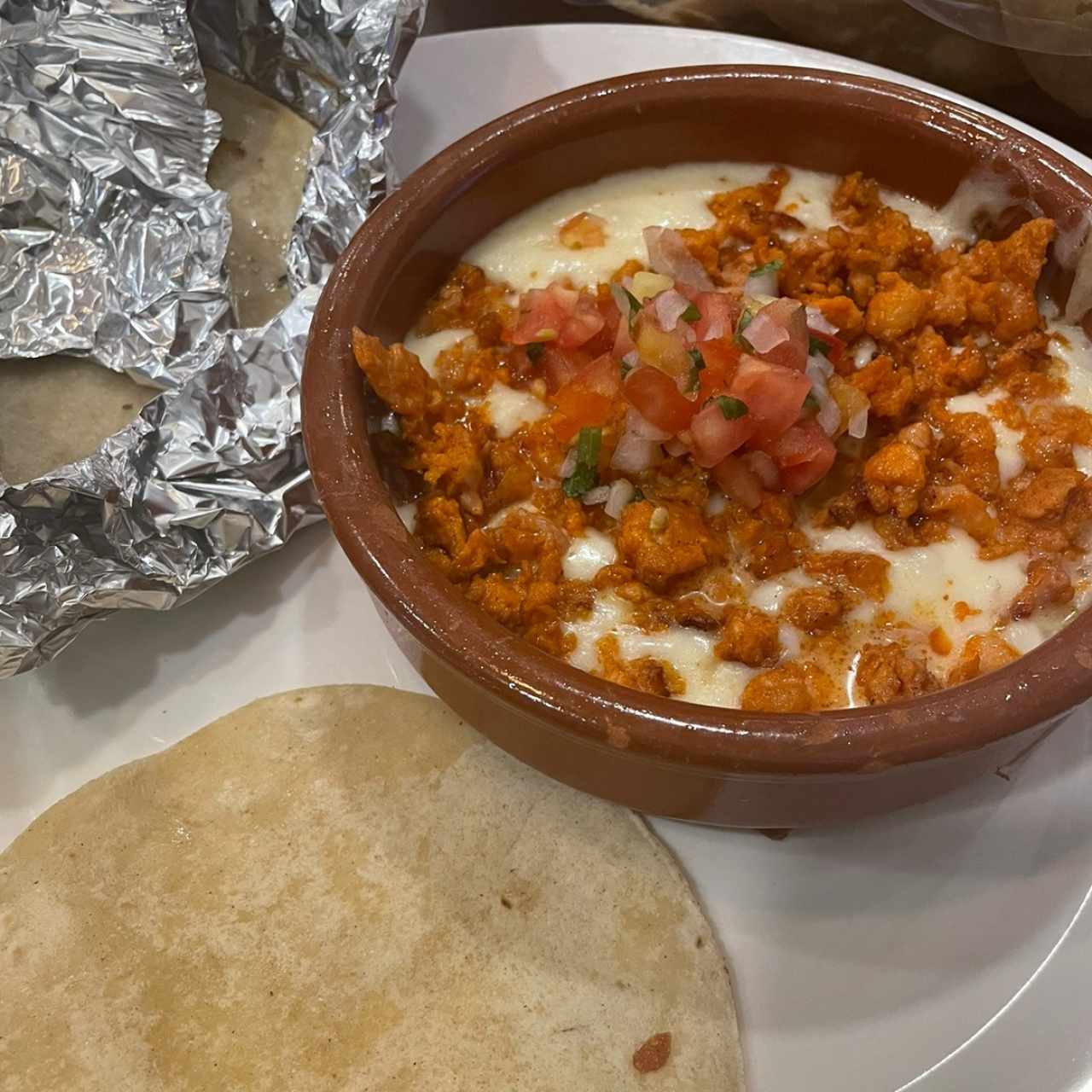 Queso fundido con chorizo