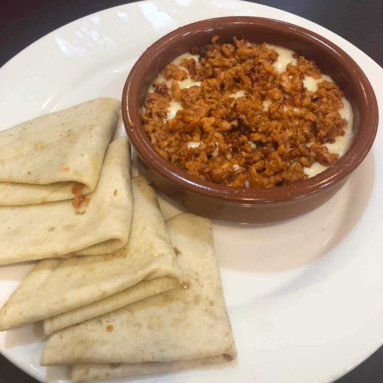 Queso fundido con chorizo 