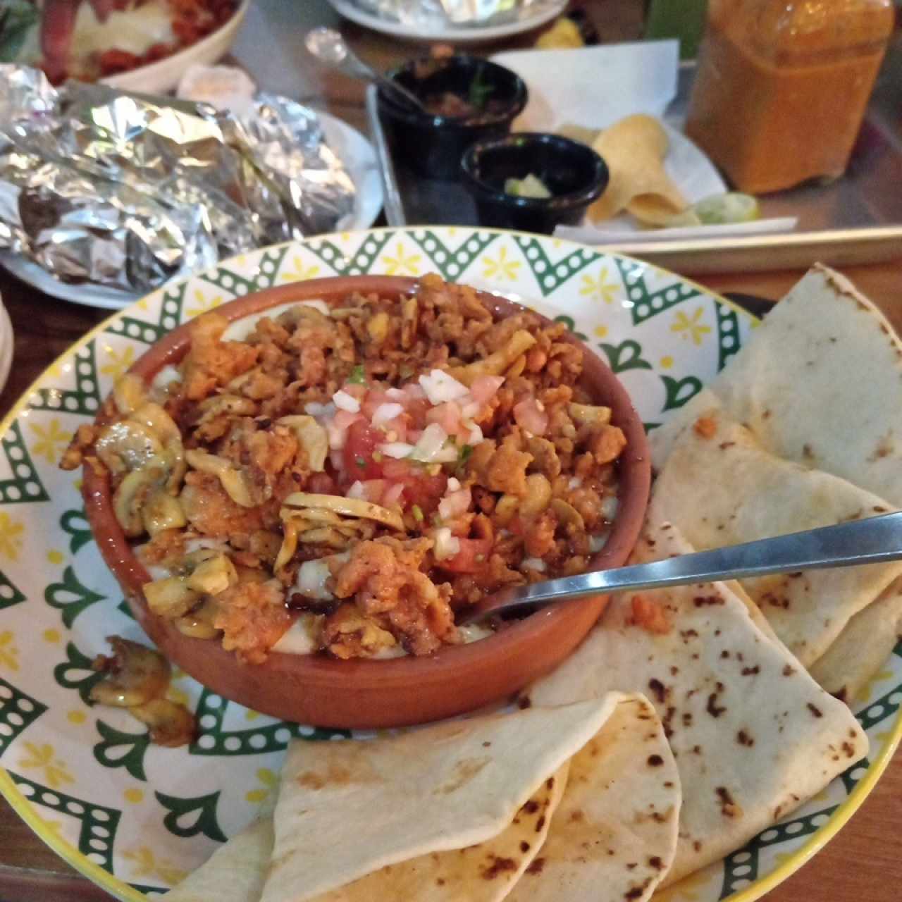 Queso Fundido con Champiñones y chorizos