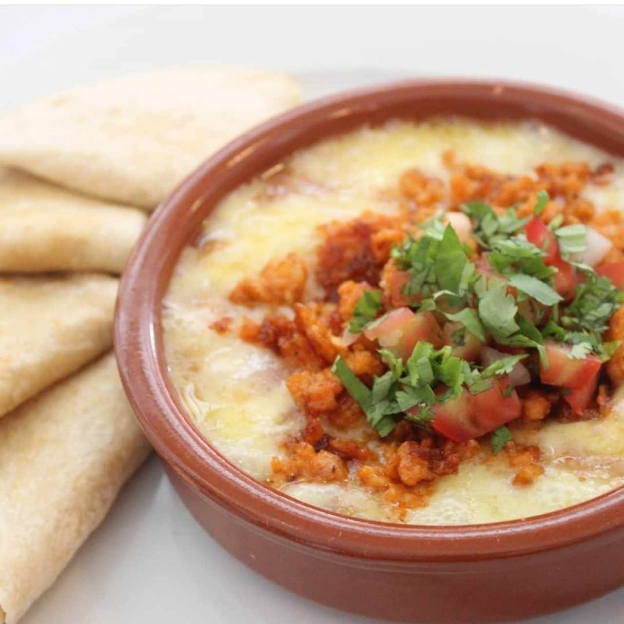 queso fundido con chorizo