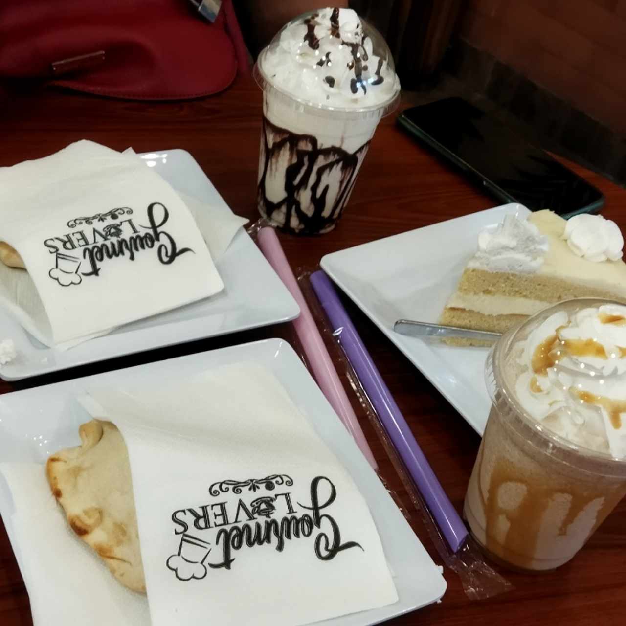 empanada Argentina, empanada cheeseburger, Frappe de Coco con Chocolate y Frappé Chai con caramelo