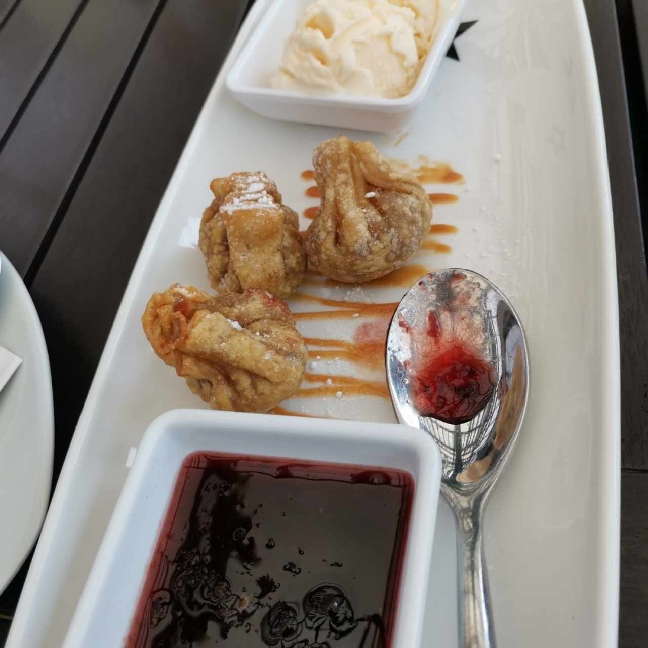 Postre de dulce de leche y helado 