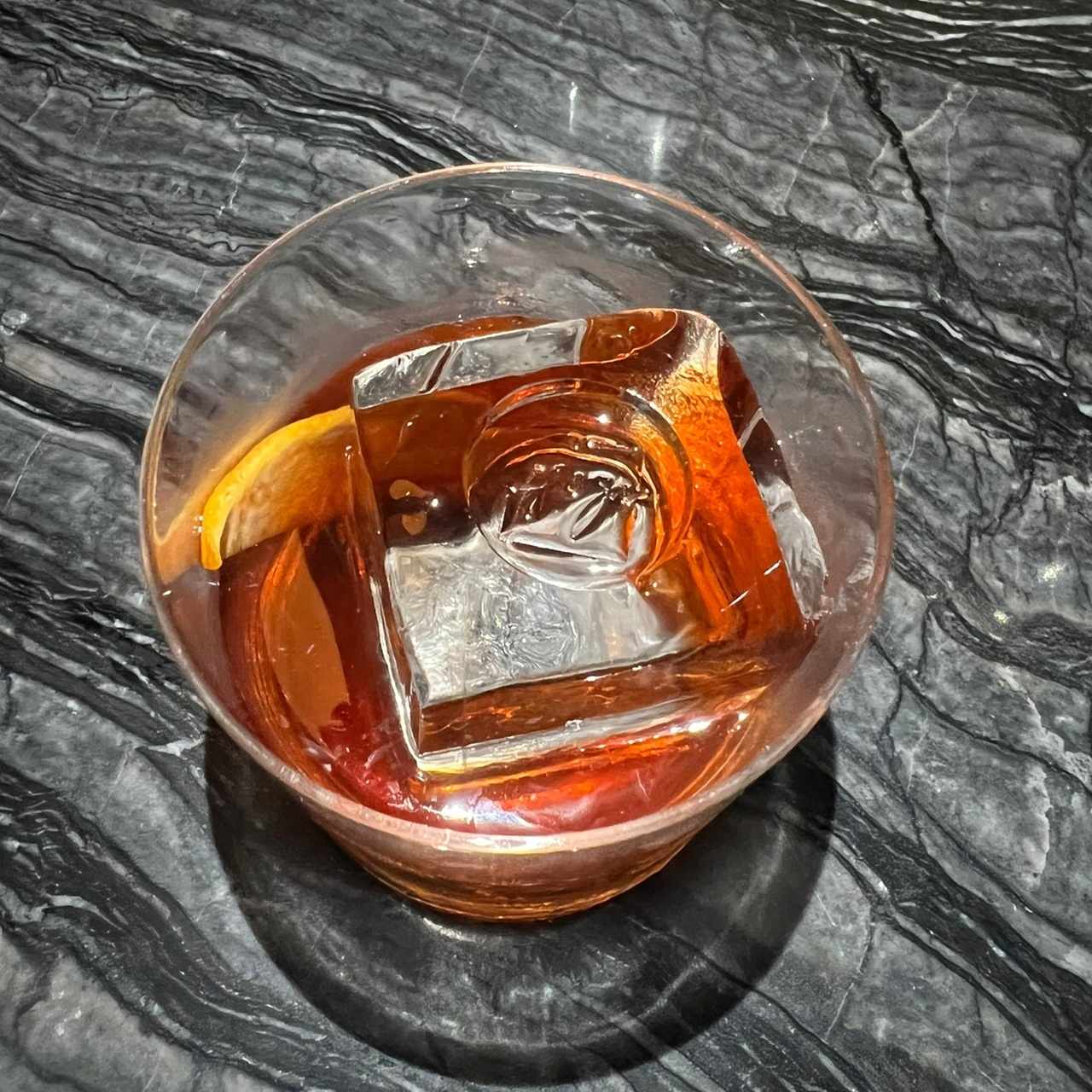 Negroni con el nombre del lugar estampado en el hielo