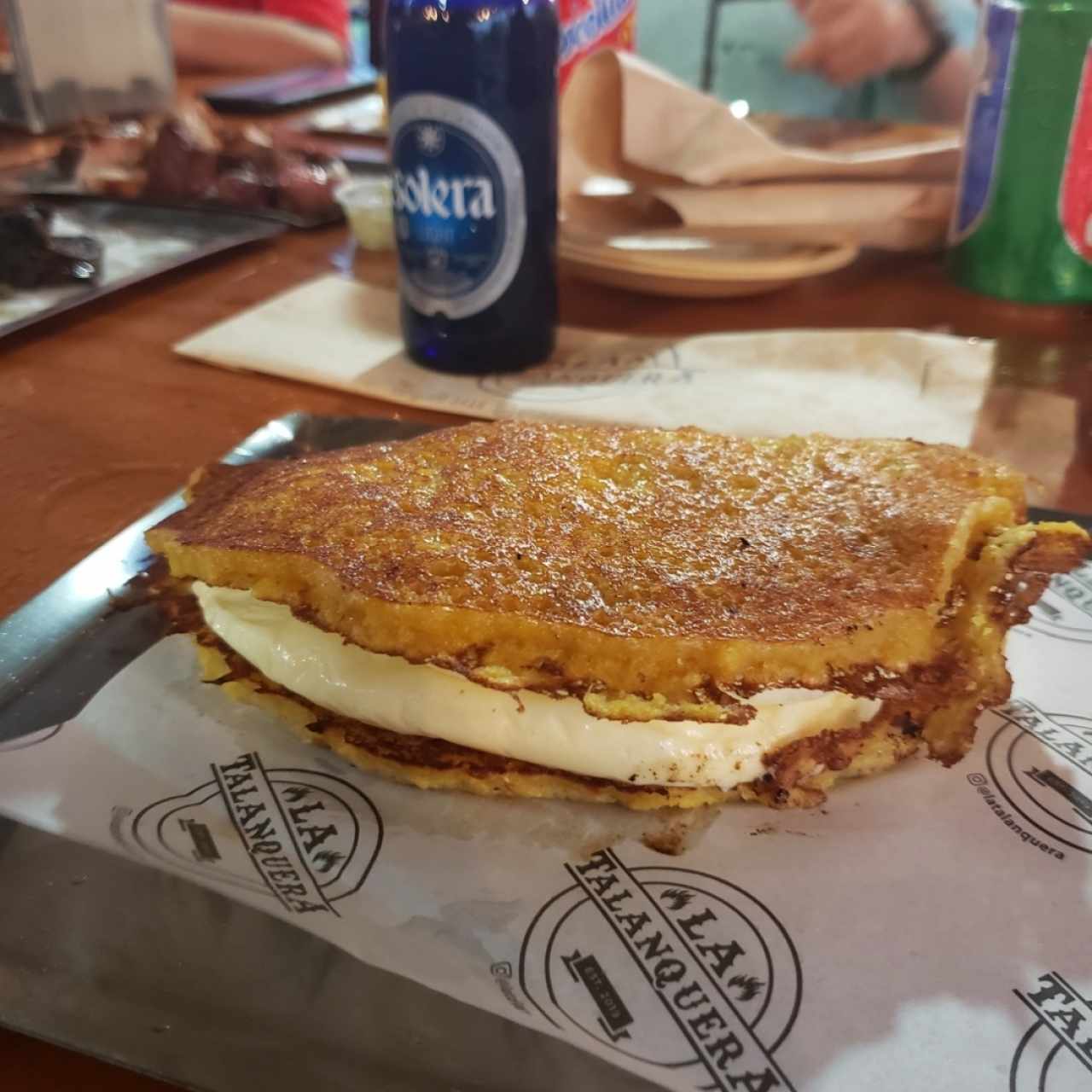 Cachapa con doble queso de mano