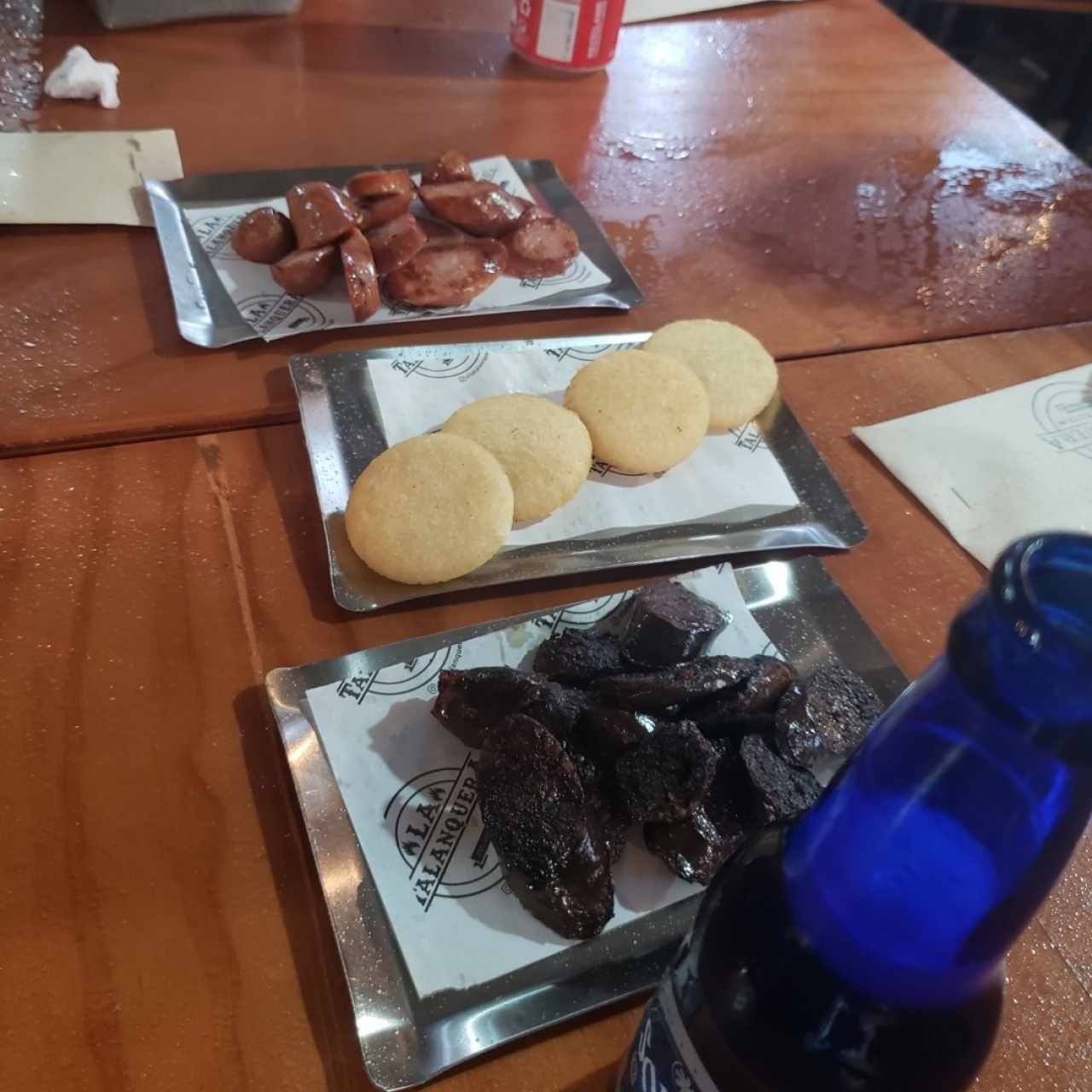 Ración de morcilla carupanera y chorizo acompañada de arepitas.